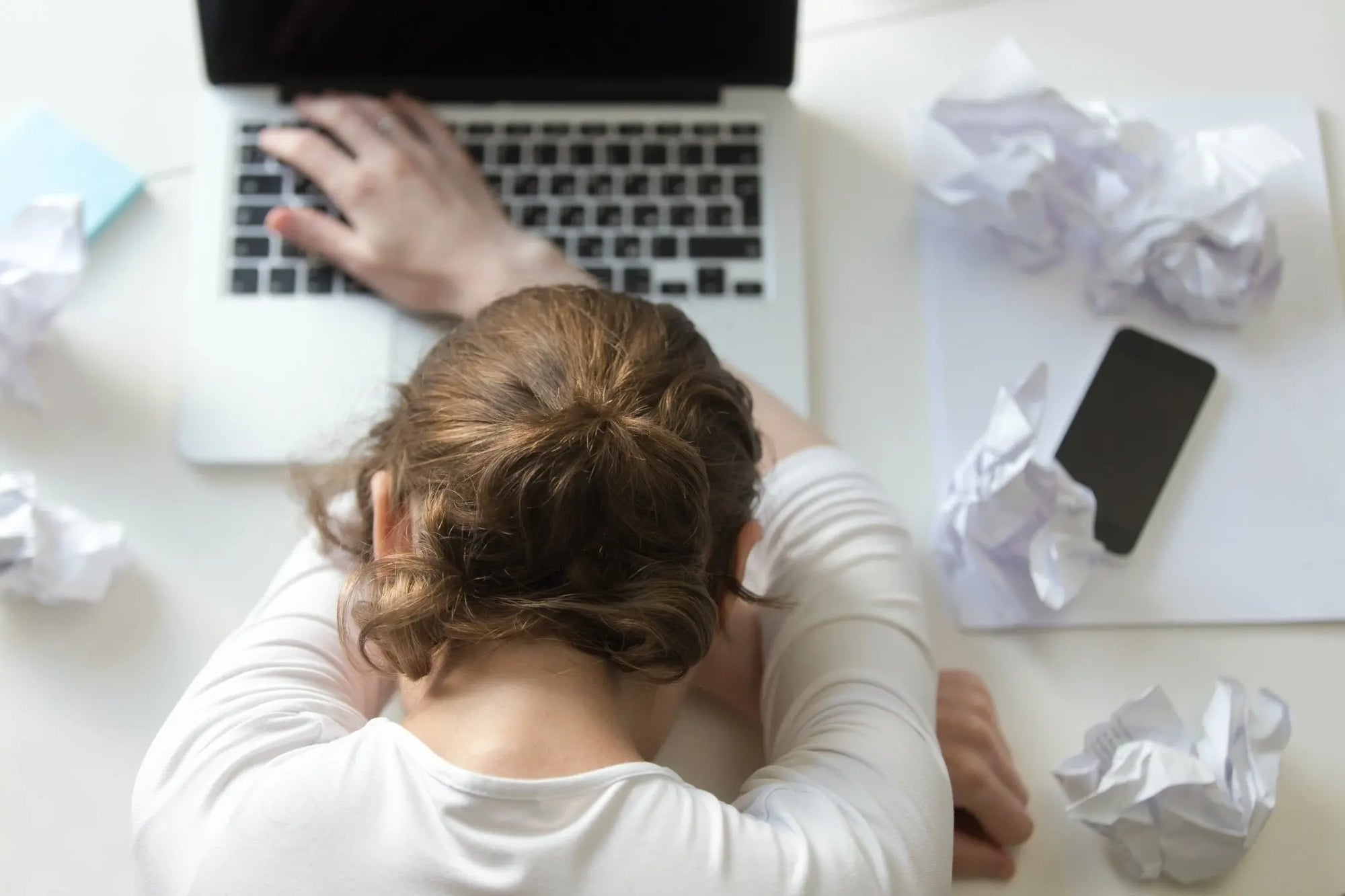 Fatigue avant et pendant les règles : astuces pour retrouver votre énergie - BLOOMING