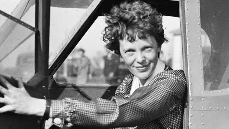 Amelia Earhart : the sky is the limit - BLOOMING