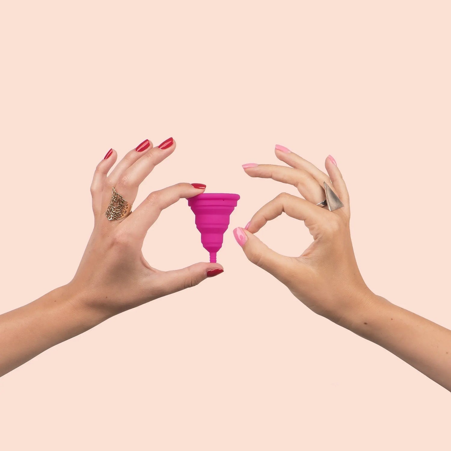 Pliage de cup : comment mettre une coupe menstruelle ? - BLOOMING